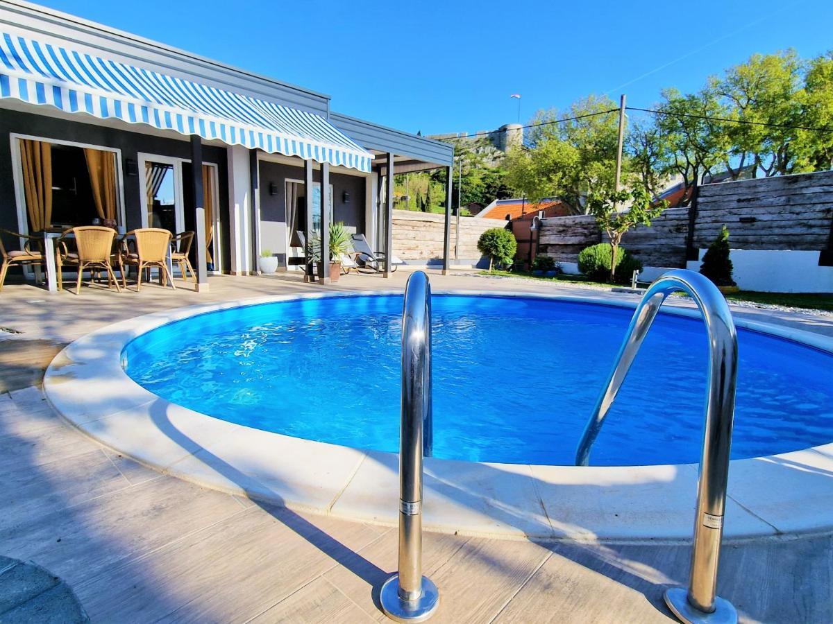 Holiday House Boost With Heated Pool 克利斯 外观 照片